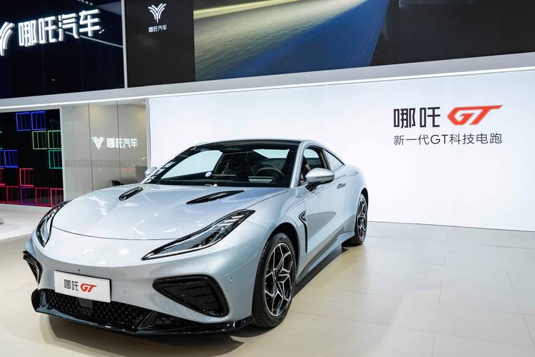 佛山90哪吒汽车在智能汽车领域的表现，领途汽车在新能源汽车市场中的影响力